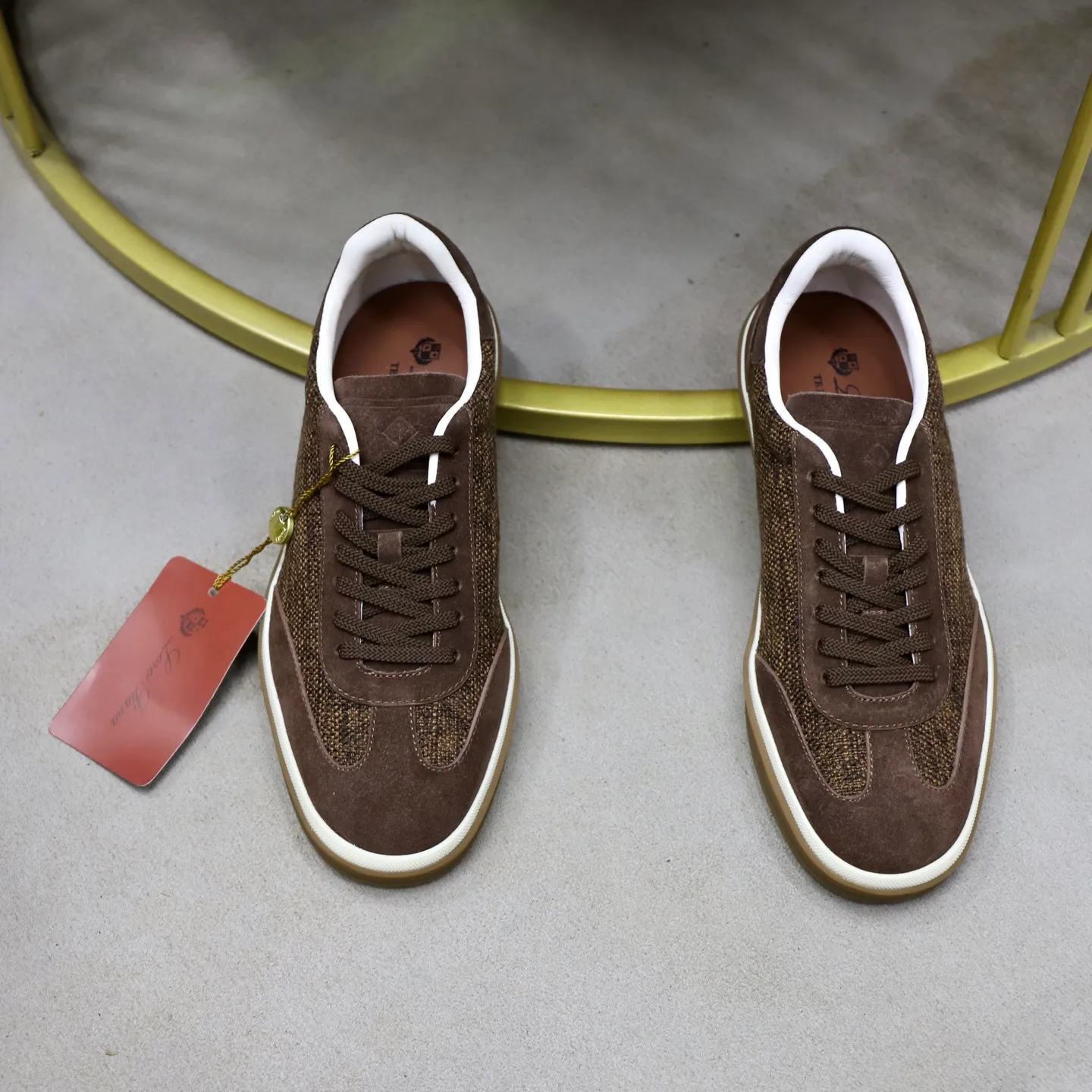 Ex-factory price: 540💰Loro Riana men’s moral training sneakers! Made from high-quality materials and designed in a low-cut silhouette, it offers an elegant and stylish look that's suitable for year-round wear. The unique double-layer sole aesthetic design, caramel cup-shaped outsole is decorated with off-white rubber trim, creating an attractive color combination. Pair with tailored pieces or jeans for a sophisticated yet casual look. The heel is decorated with soft cow leather tongue with Kummel color inserts and cotton laces with embossed LP logo. Upper: cow split suede stitching knitted fabric. Lining: original thickened soft sheepskin. Size: 38-39-40-41-42-43-44 (customized in 45.46)